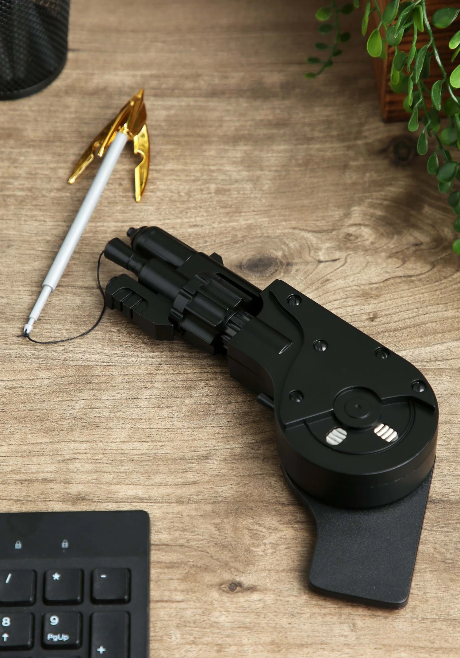 NECA DC 1989 Batman Grapnel Launcher Prop Replica 1 NECA DC 1989 Batman Grapnel Launcher Prop Replica